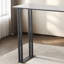 Une table de bar longue et luxueuse-461447623-461447620