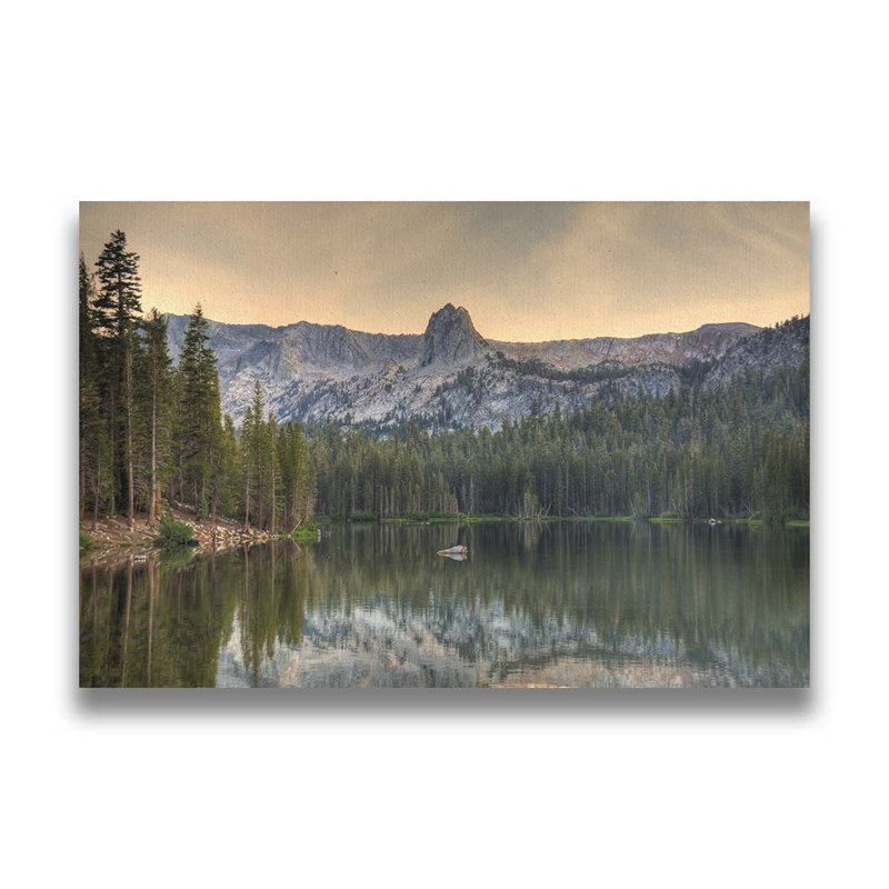 «Mamie Lake Mammoth» par Kelly Wade. Impression sur papier - Montée et encadrée avec, image, H 44 po x l 64 po