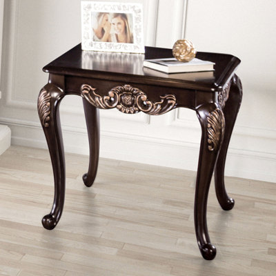 Table d'appoint carrée de style traditionnel, fini cerisier foncé, en bois massif, pieds et ornements travaillés. Dimensions : 72,4 cm (L) x 67,3 cm (P) x 62,2 cm (H). Finition cerisier, détails dorés.
