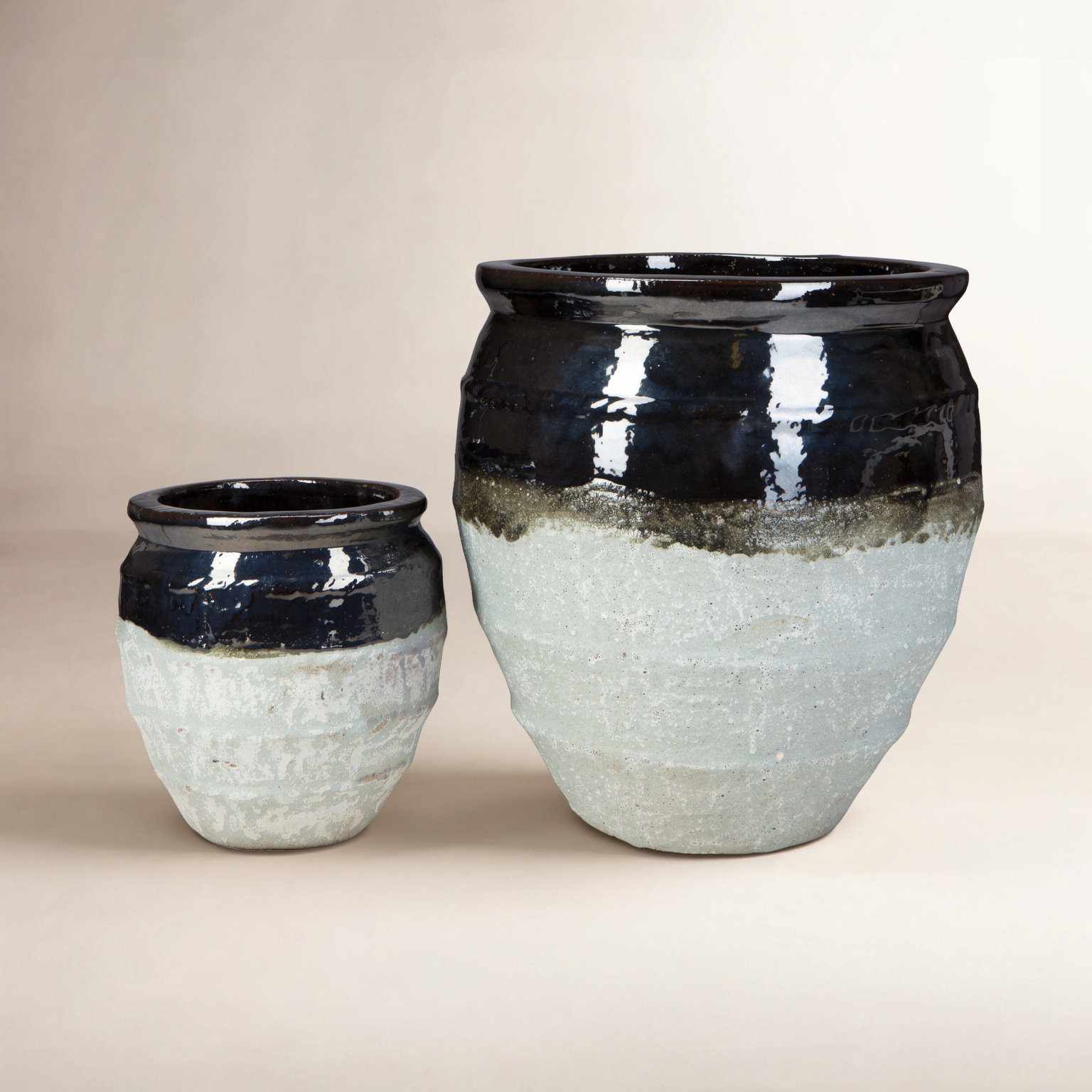 19" Pot Planter, Black/Graystone
