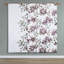 Grand lit dans un sac avec drap floral taupe, édredon et draps mauve-130055897