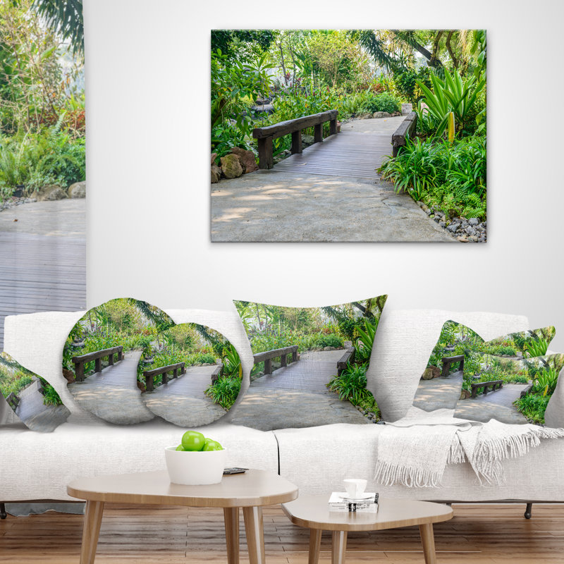 Stone Stone Pathway into Garden - Coussin à imprimé paysage, 16 po x 1 po, Coussin décoratif