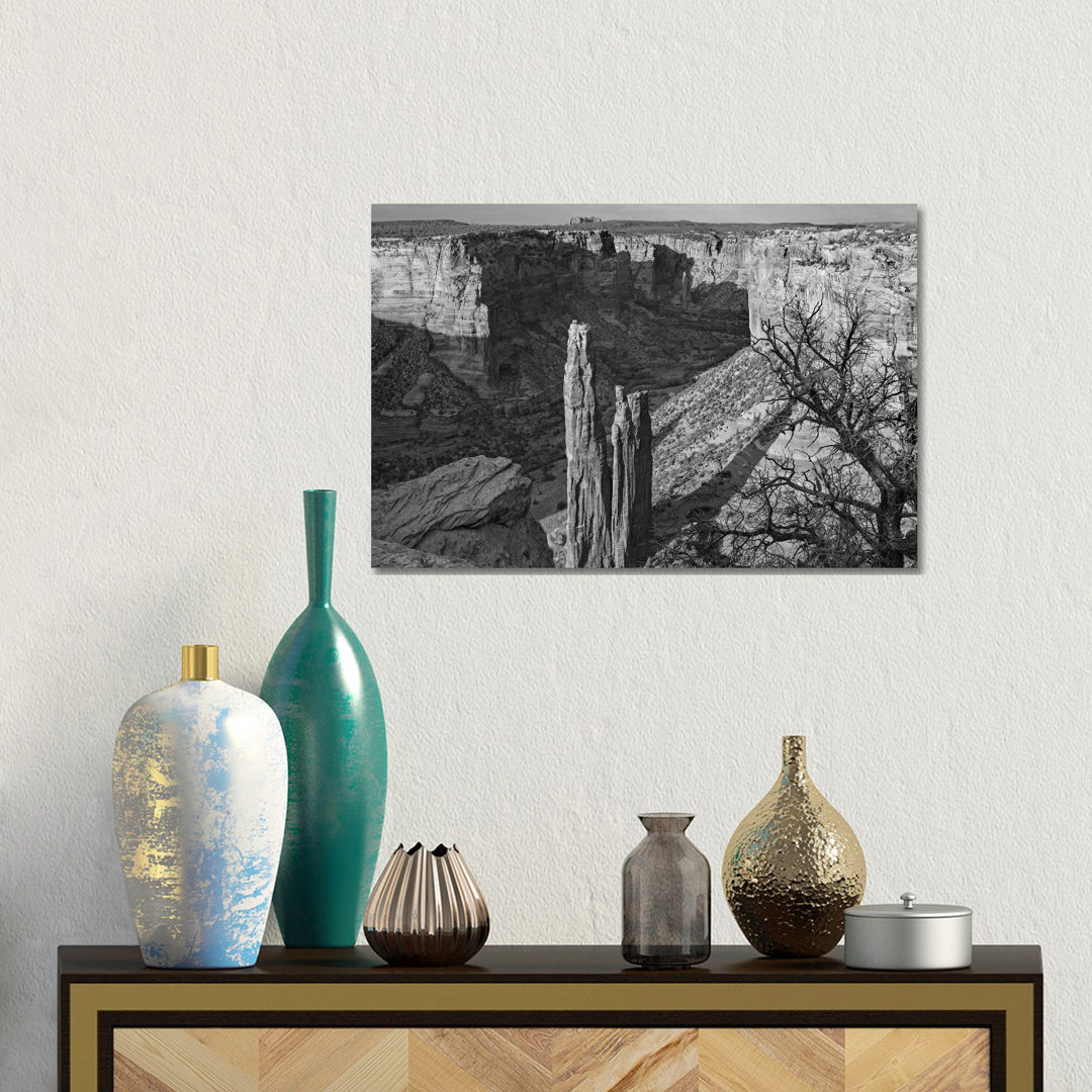 Spider Rock, Canyon De Chelley, Arizona von Tim Fitzharris - Galerieverpackte Leinwand Giclée auf Leinwand ohne Rahmen