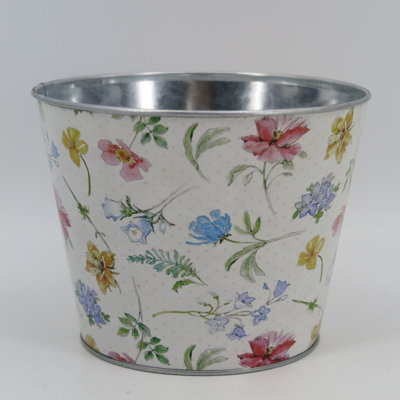 Fleurs de printemps sur pot de fleurs en métal blanc