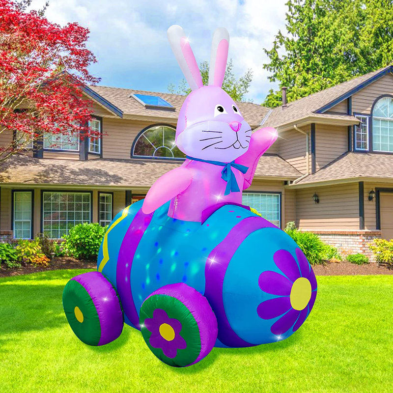 Joyeux lapin de Pâques au volant d'une voiture gonflable