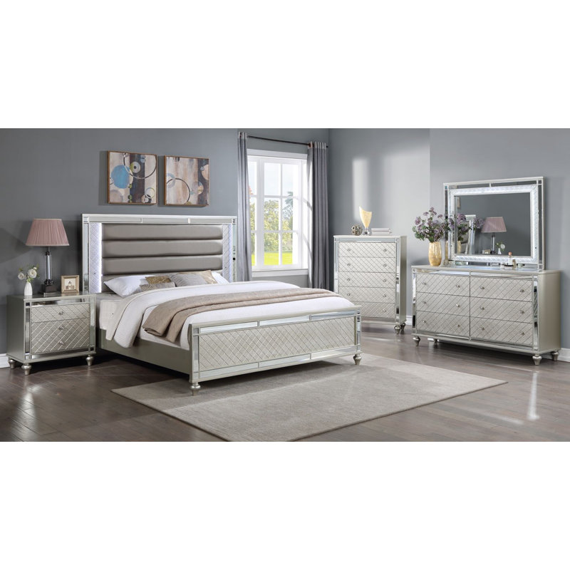 Ensemble de chambre à coucher à panneau tapissier Marvlene Babbie, Grand, Ensemble de quatre pièces : lit, deux tables de 