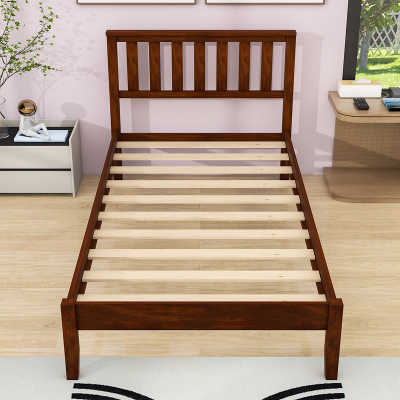 Lit plateforme simple en bois avec tête de lit et lattes robustes