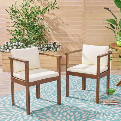 Ensemble de 2 chaises de salle à manger d'extérieur avec accoudoirs courbés en bois d'acacia, finition brune et coussins crème, L 23,75 po x l 22,75 po x H 27,25 po, bois d'acacia, tissu imperméable, 2 pièces, chaise de salle à manger, brun, crème