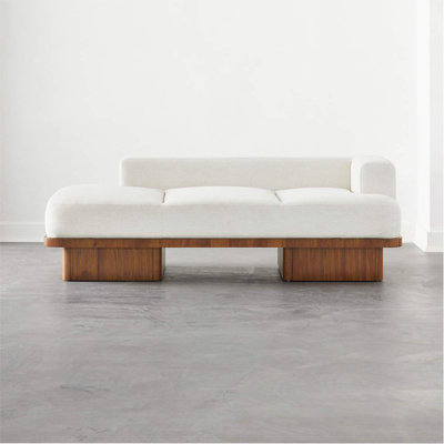 Chaise longue de détente simple en bois massif.