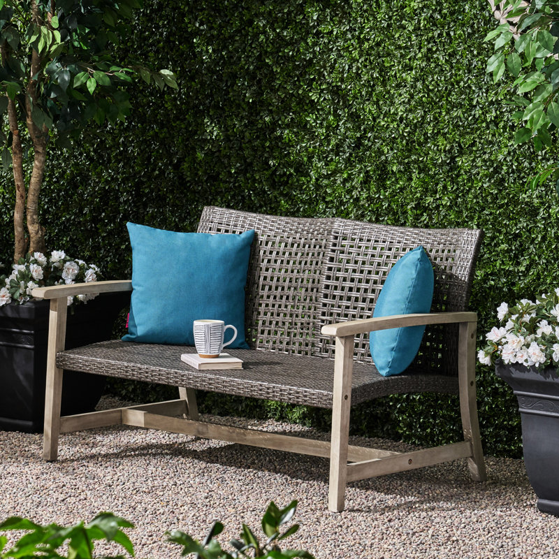Patio gris avec sièges, structure en bois et accents de fer, extérieur durable en gris, siège tissé, accents de structure pour la longévité