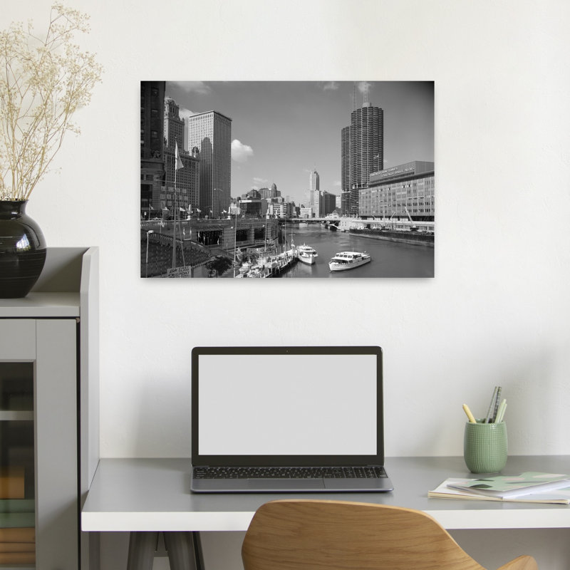 «1960S Chicago River From Michigan Avenue», Sun Times, bâtiment à droite et bateaux dans la rivière, H 16 po x l 24 po