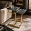 Ensemble de table carrée 2 pièces avec dessus en marbre noir et bases dorées pour espaces de vie