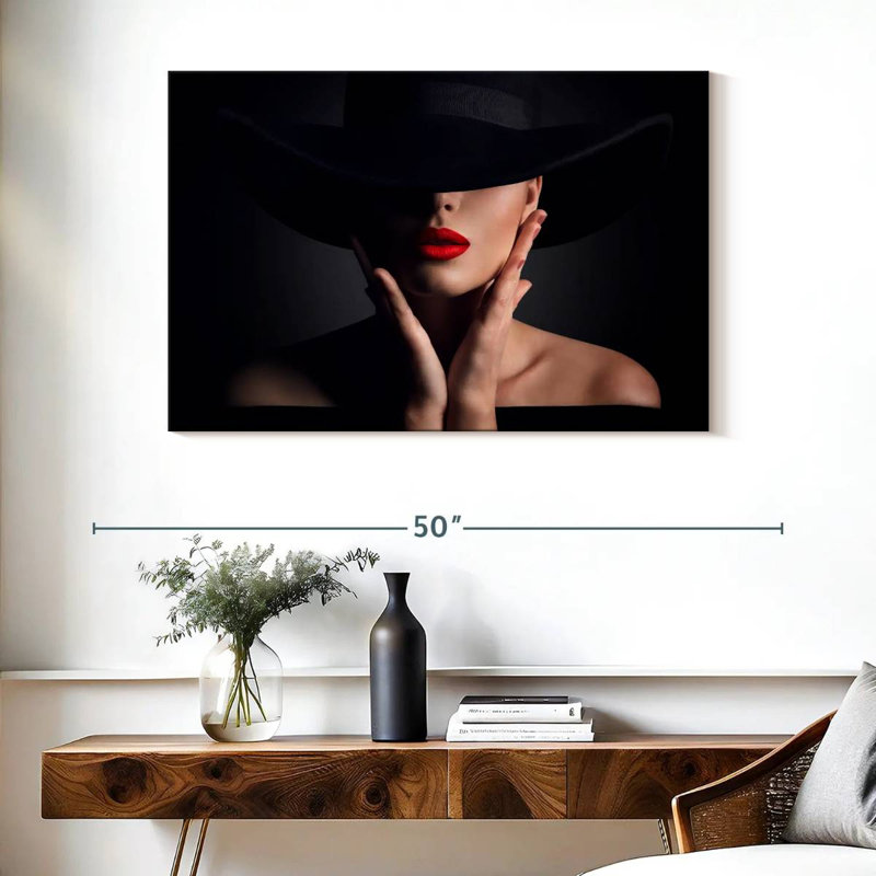 Femme sophistiquée en noir, H 26 po x l 39 po