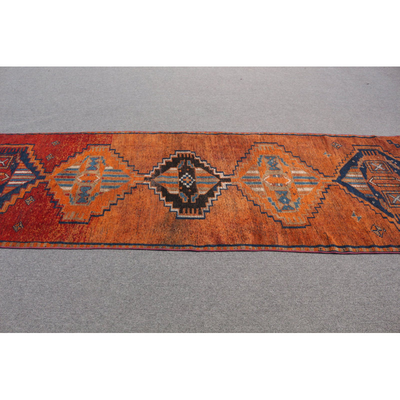 Tapis rouge d'inspiration turque idéal pour la décoration de chambre de bébé ou pour une touche de plancher de bureau attrayante