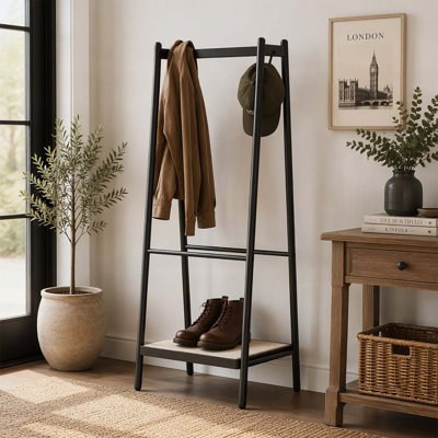Portant à vêtements robuste en chêne avec étagères et cintres en rotin, idéal pour un rangement et une présentation organisés.
