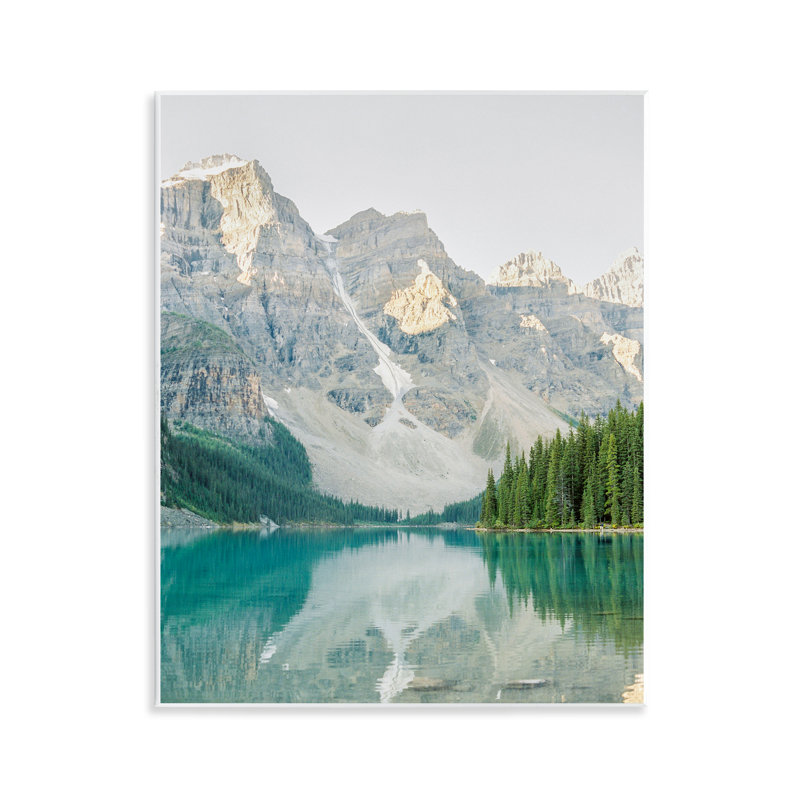 Art mural sur lac de montagne réfléchissant par Justine Milton