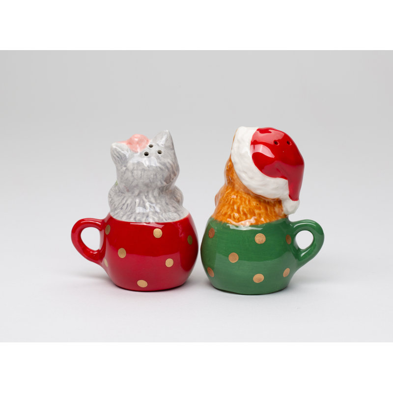 Chat de Noël dans une tasse de thé sel et poivre