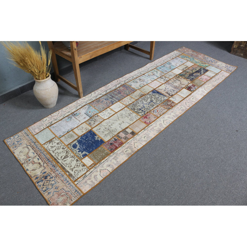 Découvrez le confort de ce tapis en patchwork turc antique beige idéal pour les chambres à coucher