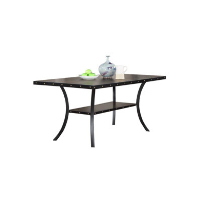 Table classique en bois naturel avec tablettes de rangement et garniture cloutée pour la salle à manger