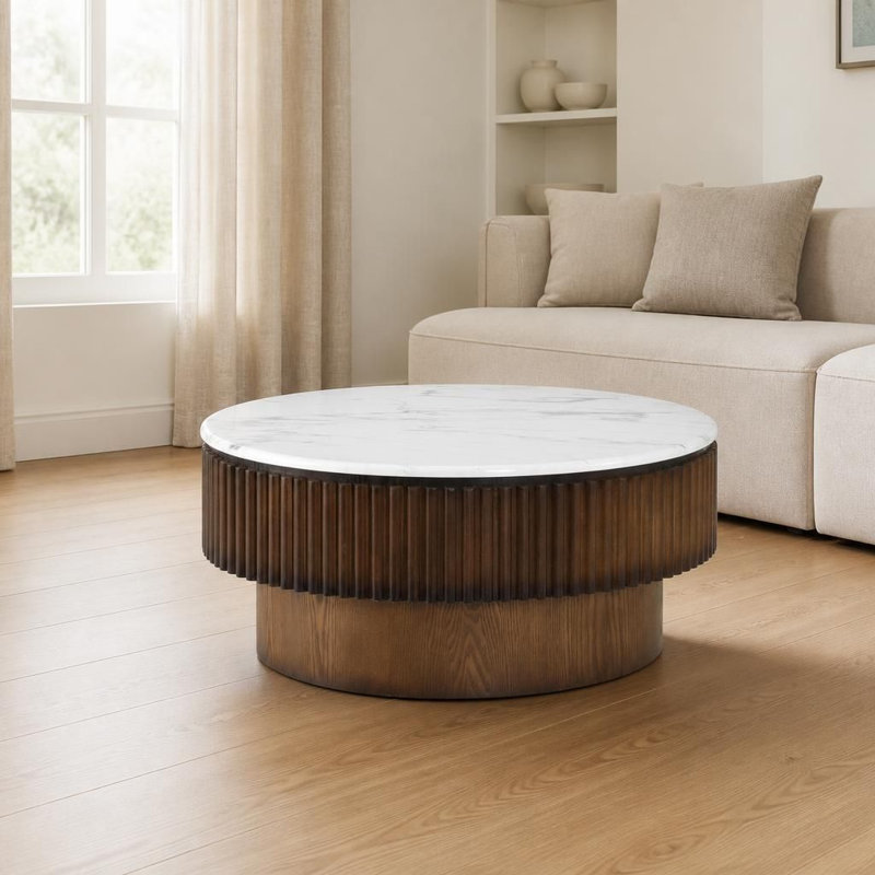 Table basse ronde avec plateau relevable et rangement dissimulé, petite table d'appoint moderne avec plateau effet marbre et piètement cannelé, idéale pour le salon, l'appartement, le bureau et les petits espaces. Construction robuste en bois d'ingénierie.