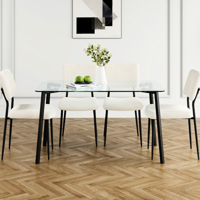 Cuisine moderne avec table et chaises en verre transparent