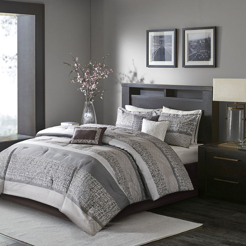 Édredon 7 pièces grand gris / taupe Rayé. Comprend un édredon, des taies décoratives, des coussins décoratifs et une jupe de lit. Literie facile à laver. Avec des coussins plissés. Comprend 2 3 1 lavable