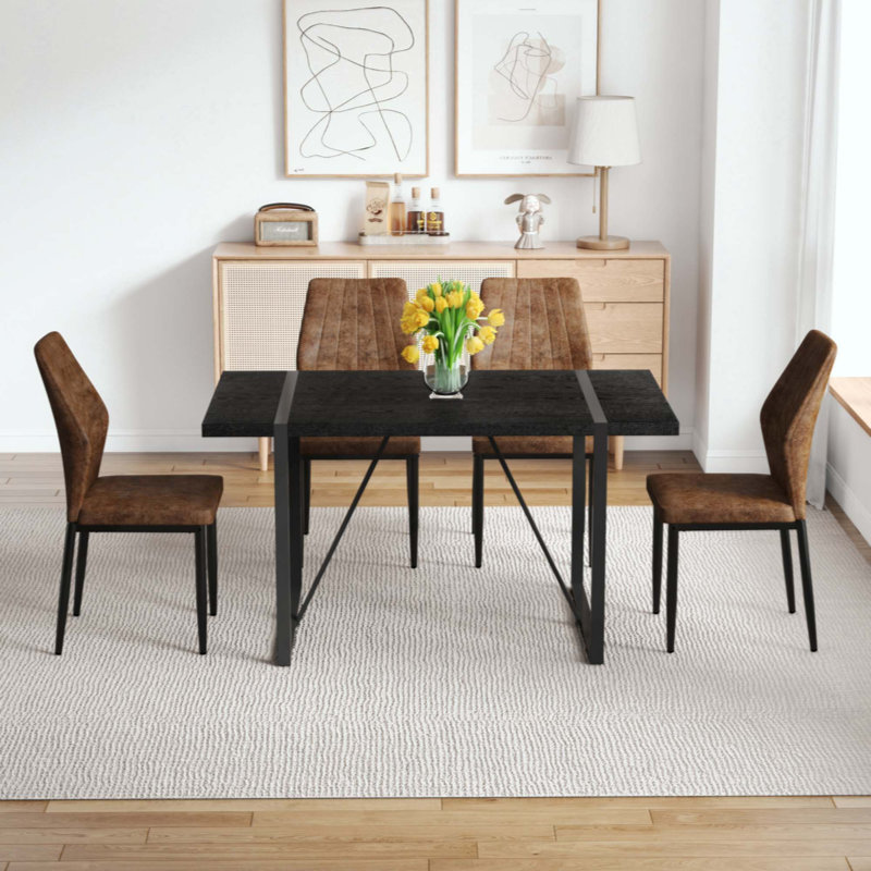 Ensemble de table de salle à manger en bois aggloméré imitation grain de bois avec 4 chaises en polyuréthane à motif de coquillage, design rétro minimaliste pour les espaces modernes