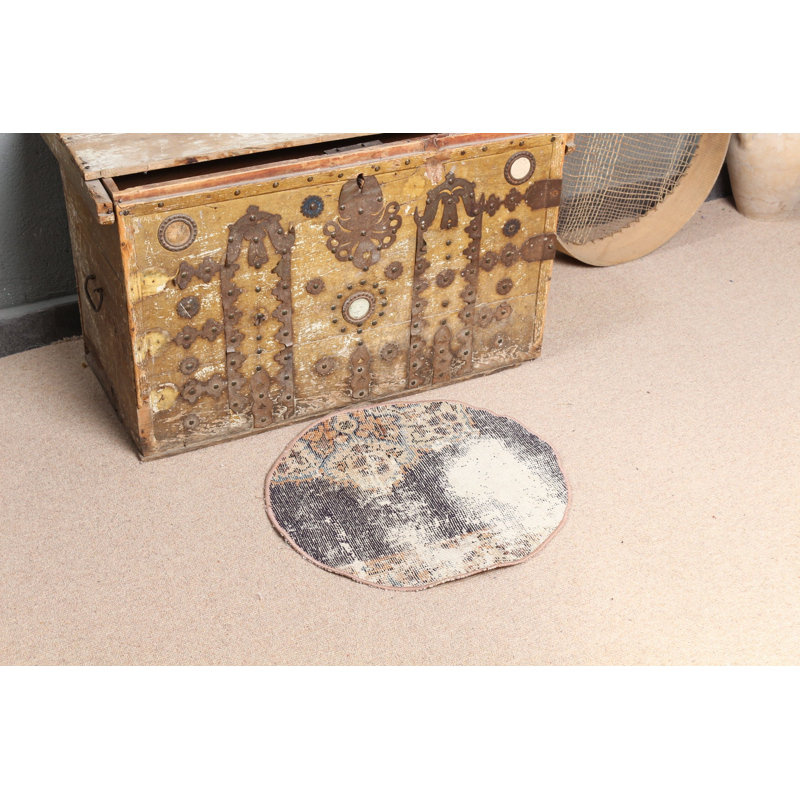 Chic Turkish Round Rug Ideal As A Door Mat Or In The Entryway With An Elegant Faded Oushak Pattern