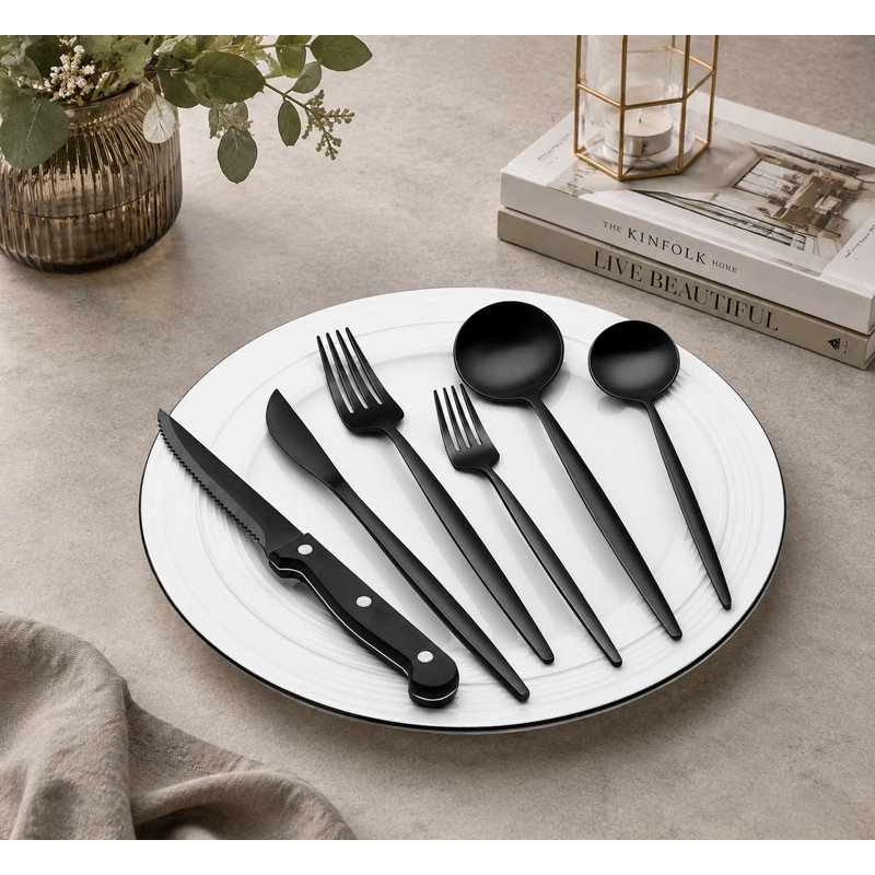 Ensemble de coutellerie minimaliste noir et argent - Acier inoxydable de qualité alimentaire avec couteaux à steak. Pratique et visuellement attrayante pour les repas à la maison, les restaurants et les tables de style occidental.