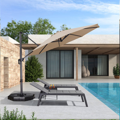 Parasol en porte-à-faux beige 11 pi avec base Yatra