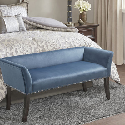 Banc d'appoint brun clair avec base en bois massif, dossier bas, accoudoirs évasés, garniture cloutée décorative bronze pour pieds de siège de chambre à coucher et structure en contreplaqué, conception