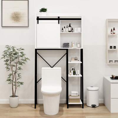 Rangement blanc au-dessus de la toilette. Utilisation efficace de l'espace. Armoire à portes coulissantes avec tablettes réglables. Matériaux pour la durabilité de la tablette - blanc. Solution d'économie. La grange cache le fouillis. Tablettes