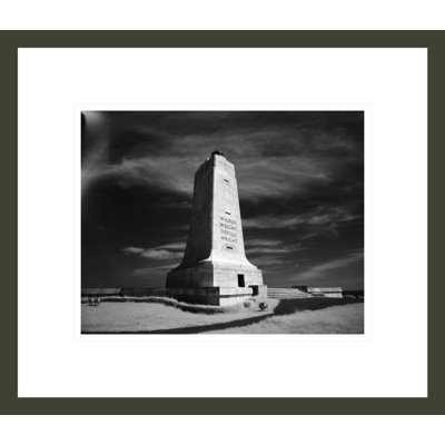 «Wright Brothers National Memorial Kitty Hawk North Carolina» par Hugh Morton, impression giclée encadrée