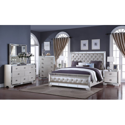 Ensemble de chambre à coucher tapissier Latrasha Champagne