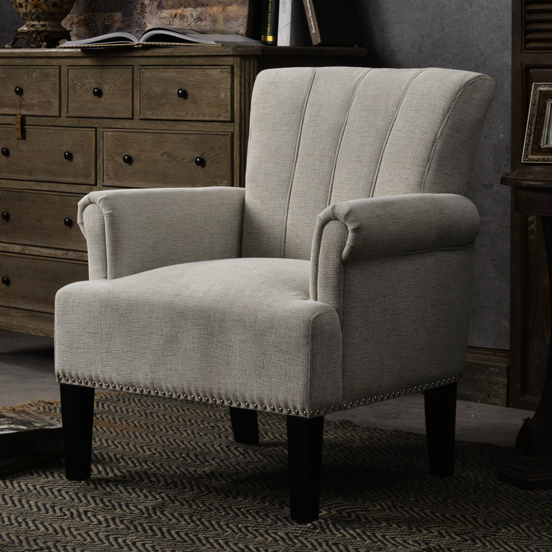 Fauteuil Accent Rivet crème sur structure en bois d'ingénierie massif, pieds carrés en caoutchouc fuselés, accoudoirs roulés, dossier carré, siège à ressorts à arc, coussin épais en mousse, tissu d'ameublement