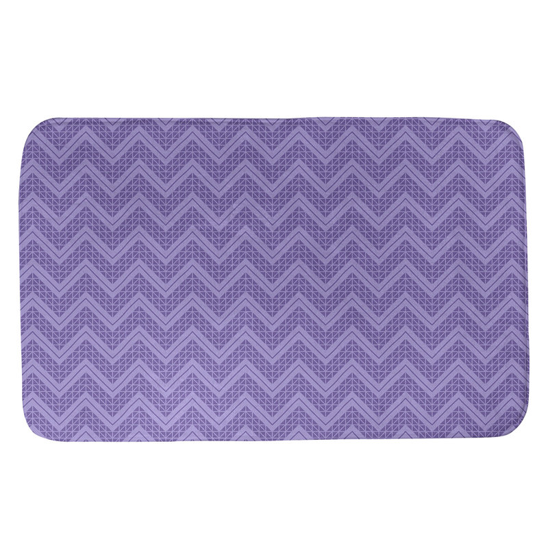 Tapis pour salle de bain à motif à chevrons à la main Stephenie, l 21 po x L 34 po, Mauve / Mauve clair
