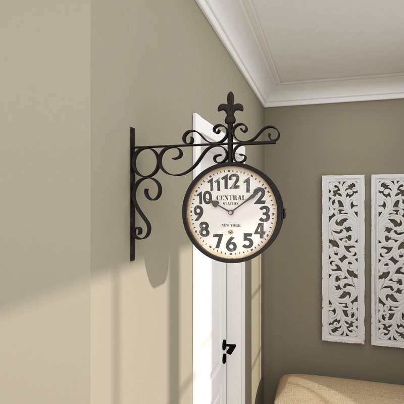 Horloge décorative à double face à fixation murale en métal noir avec volutes et faîteau avec une fleur de lys rétro de 15 po x 3 po x 16 po Richarson