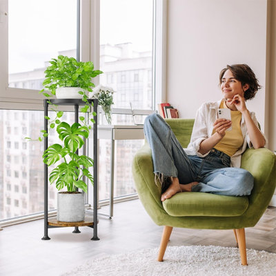 Support pour plante d'angle en métal à 2 niveaux, support de pot de fleurs vertical robuste avec tablettes en bois, support d'affichage intérieur et extérieur peu encombrant, brun noir