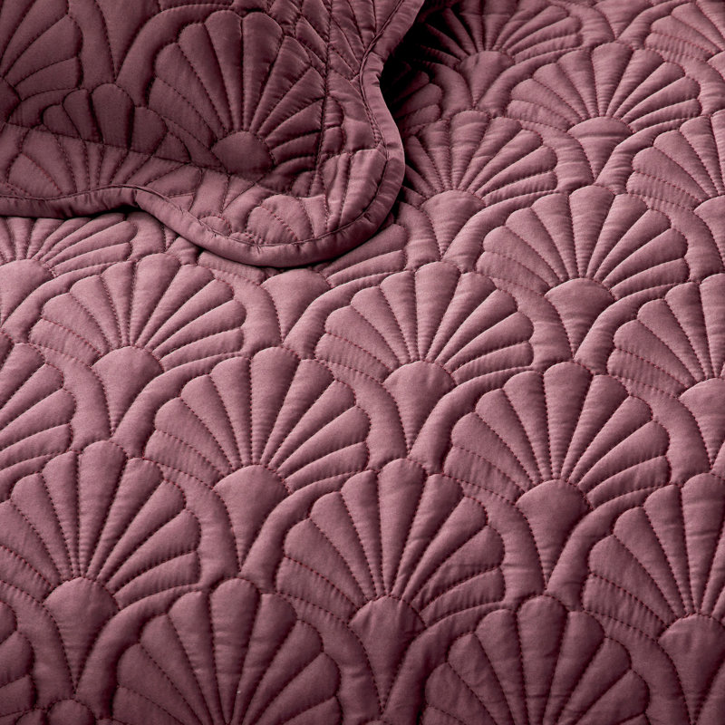 Deco Shells Quilt Set, King Quilt + 2 King Shams, Berry Red
