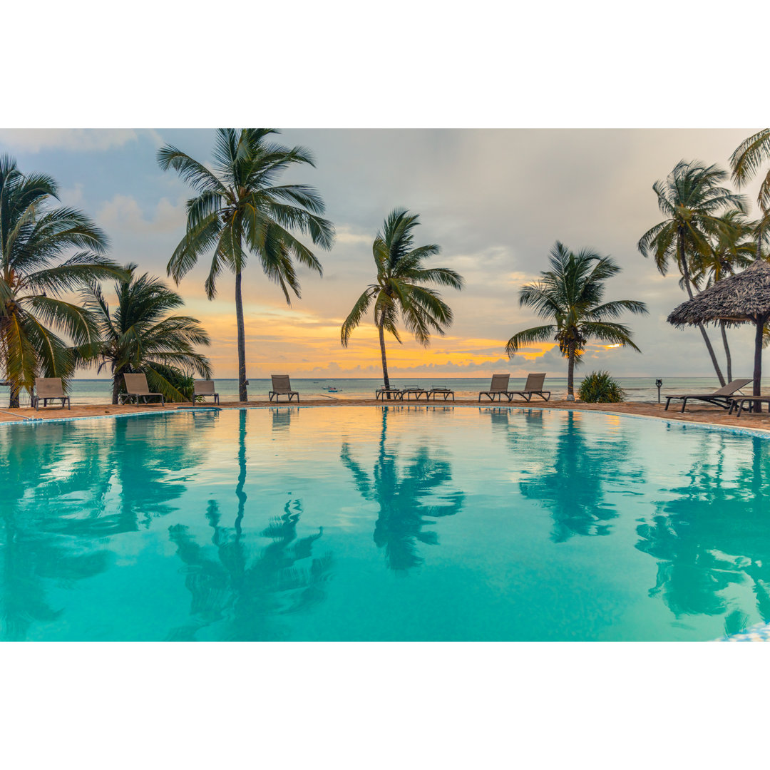 Swimming Pool With Palm Trees von SimonSkafar - Kunstdrucke auf Leinwand ohne Rahmen