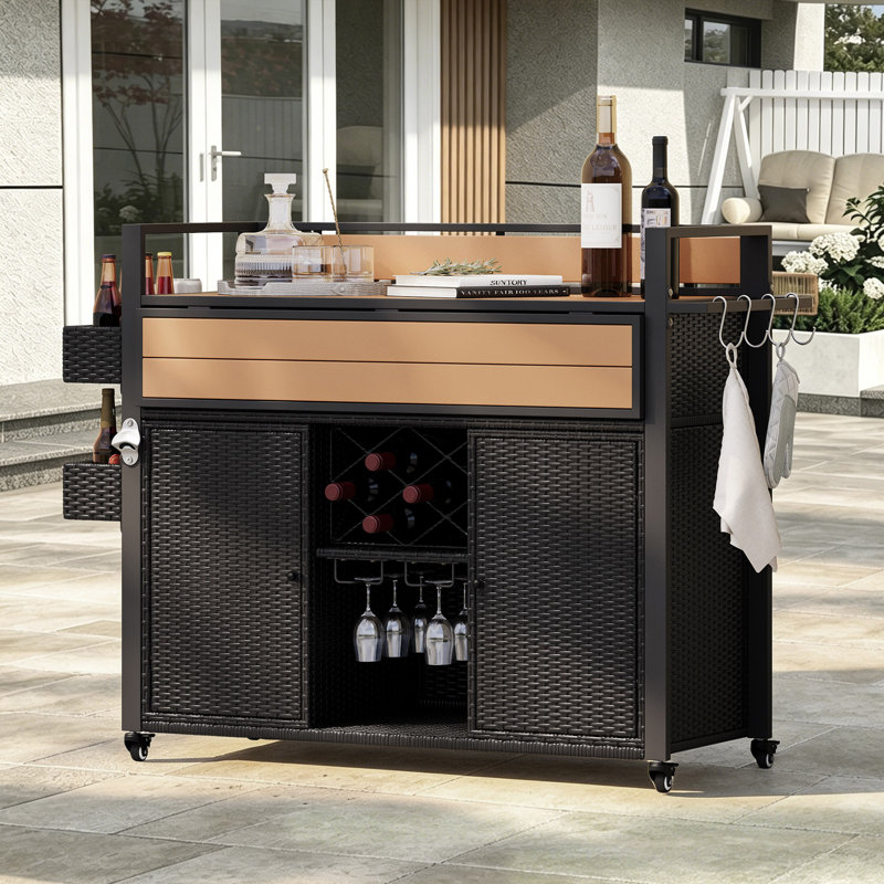 Chariot-bar extérieur en osier sur roulettes de 52 po de largeur avec plateau en bois et armoire de rangement en plastique