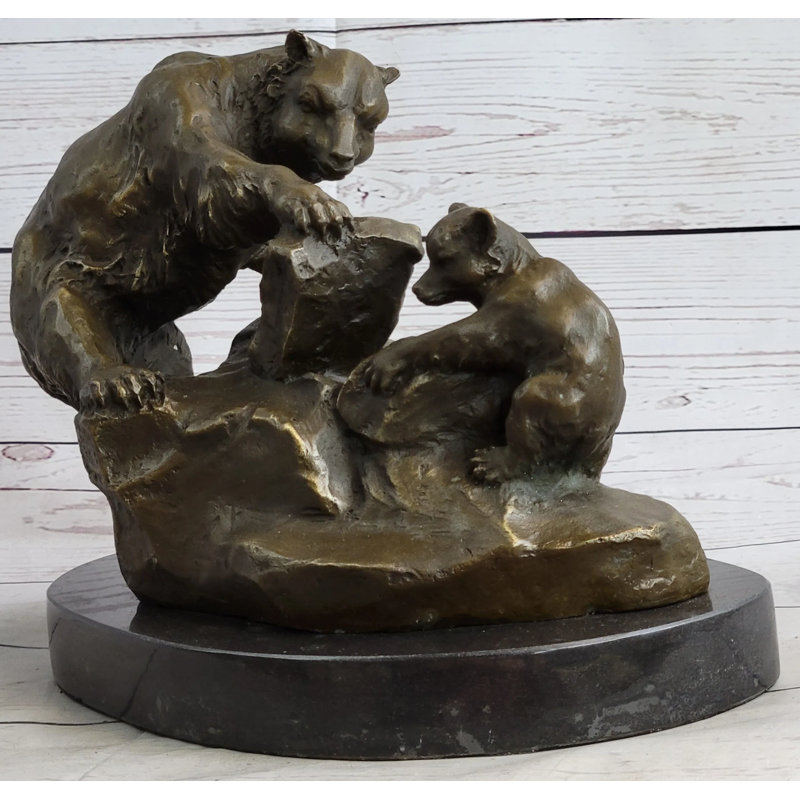 Figurine abdihafide jouant avec son ourson