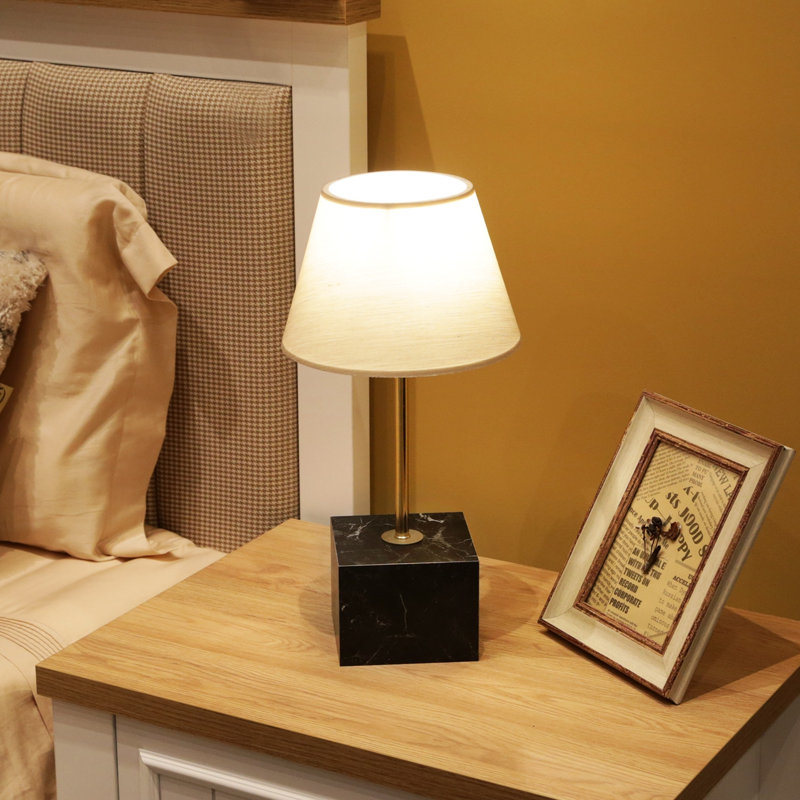 Lampe de table moderne avec base en bois et capuchon en tissu, crème et noir | Fabrication 100% métal, 16,5 po x 5,5 po | 43,0 cm de hauteur, câble de 59,1 pouces, douille E27, 40 W maximum | Éclairage élégant pour la maison et le bureau