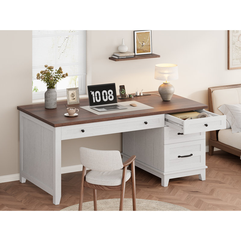 Bureau de direction de style ferme avec prises électriques et ports USB – Bureau d'ordinateur en bois de 136 cm – Tiroir à dossiers, rangement, bureau pour la maison – Brun et blanc