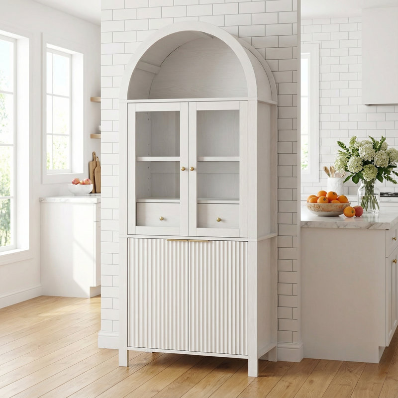 Grand garde-manger arqué cannelé avec tablettes réglables, rangement élégant avec tiroir caché et porte vitrée pour la cuisine et les espaces de vie