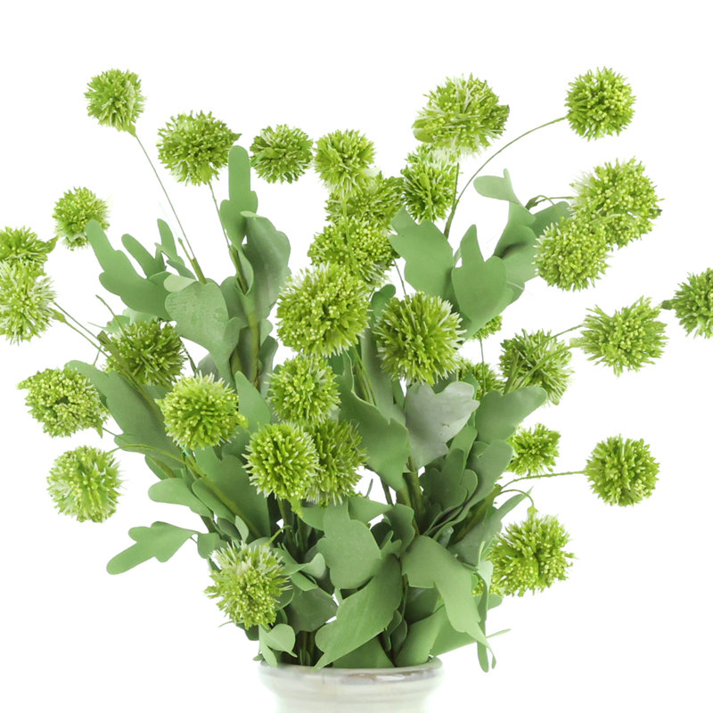 Echinops disposés dans un vase en céramique, 19H x 16W x 16D