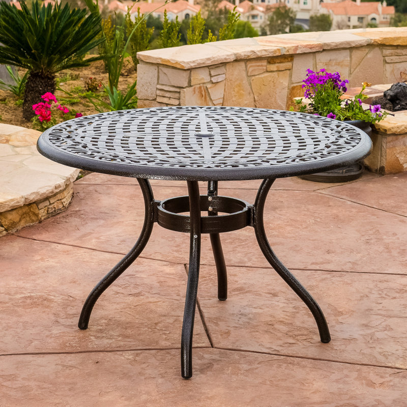 Table d'extérieur ronde de 48 po en fonte d'aluminium avec finition bronze martelé, plateau de table, trou de parasol, pieds courbés, pour rassembler 48 pouces de jardin