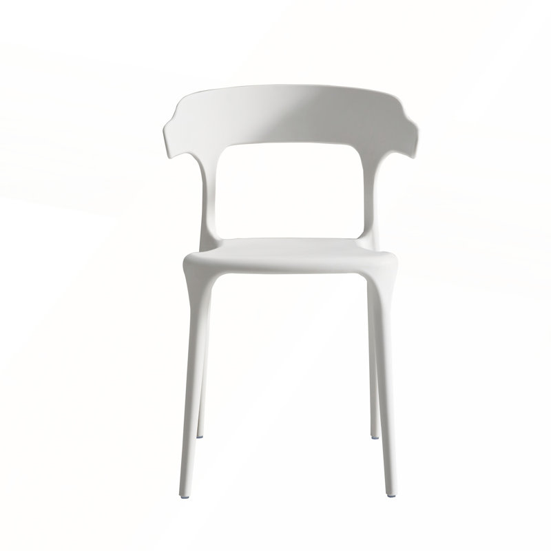 Un ensemble pratique de quatre chaises empilables idéales pour diverses occasions et une utilisation efficace de l'espace