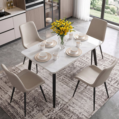 Ensemble de salle à manger moderne 5 pièces avec table en bois aggloméré de 47 po en verre trempé et 4 chaises en similicuir facile à nettoyer, pieds en métal