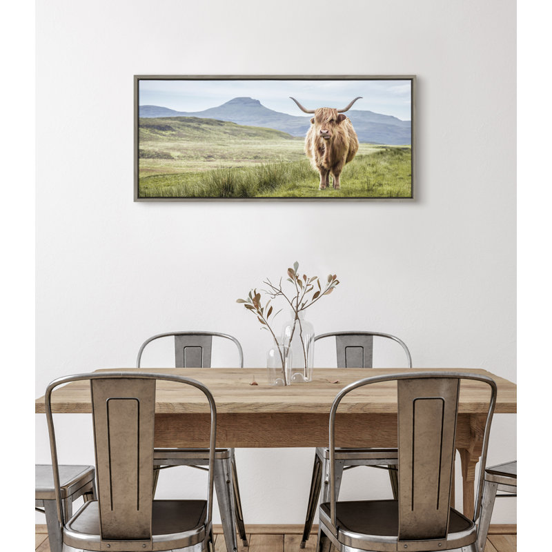 «Highland Cow Mountain Landscape» par The Creative Bunch Studio, reproduction d'art sur toile encadrée, H 18 po x l 40 po